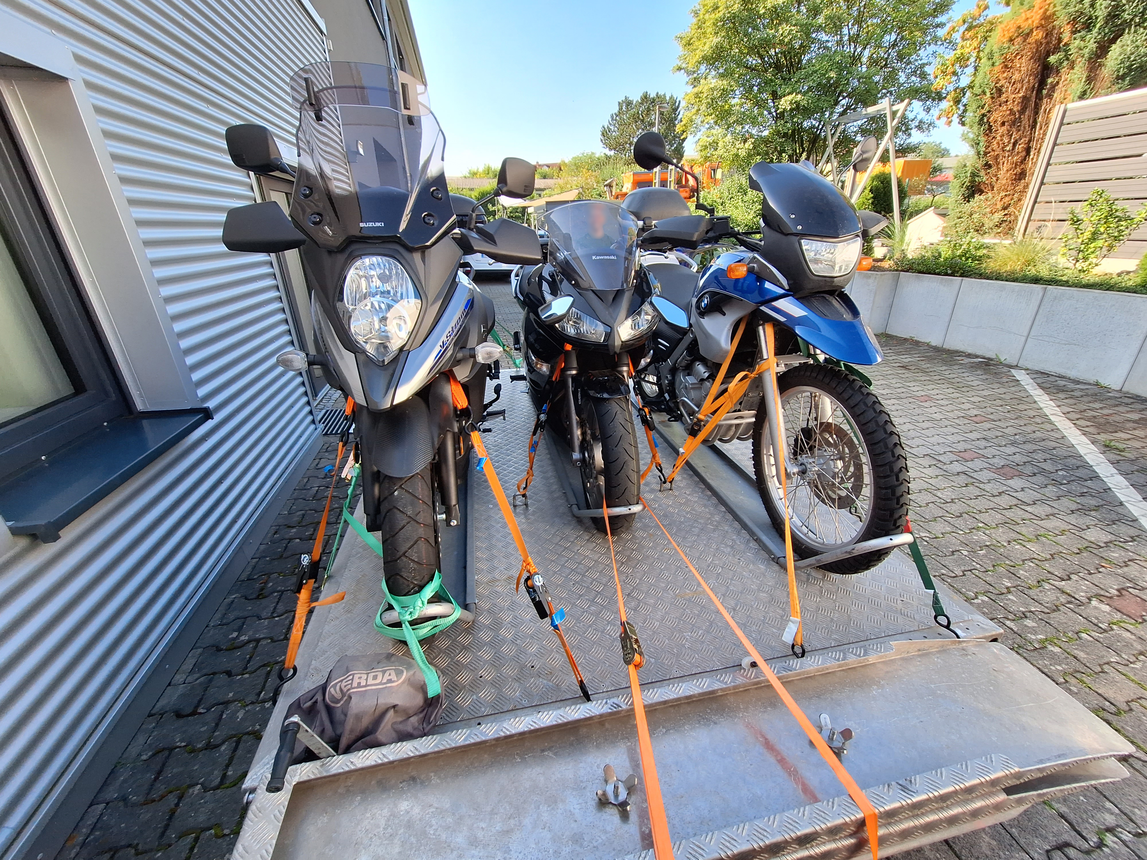 PKW-Anhänger - Als Motorradanhänger
 - 1500kg Universalanhänger/3er Motorradanhänger