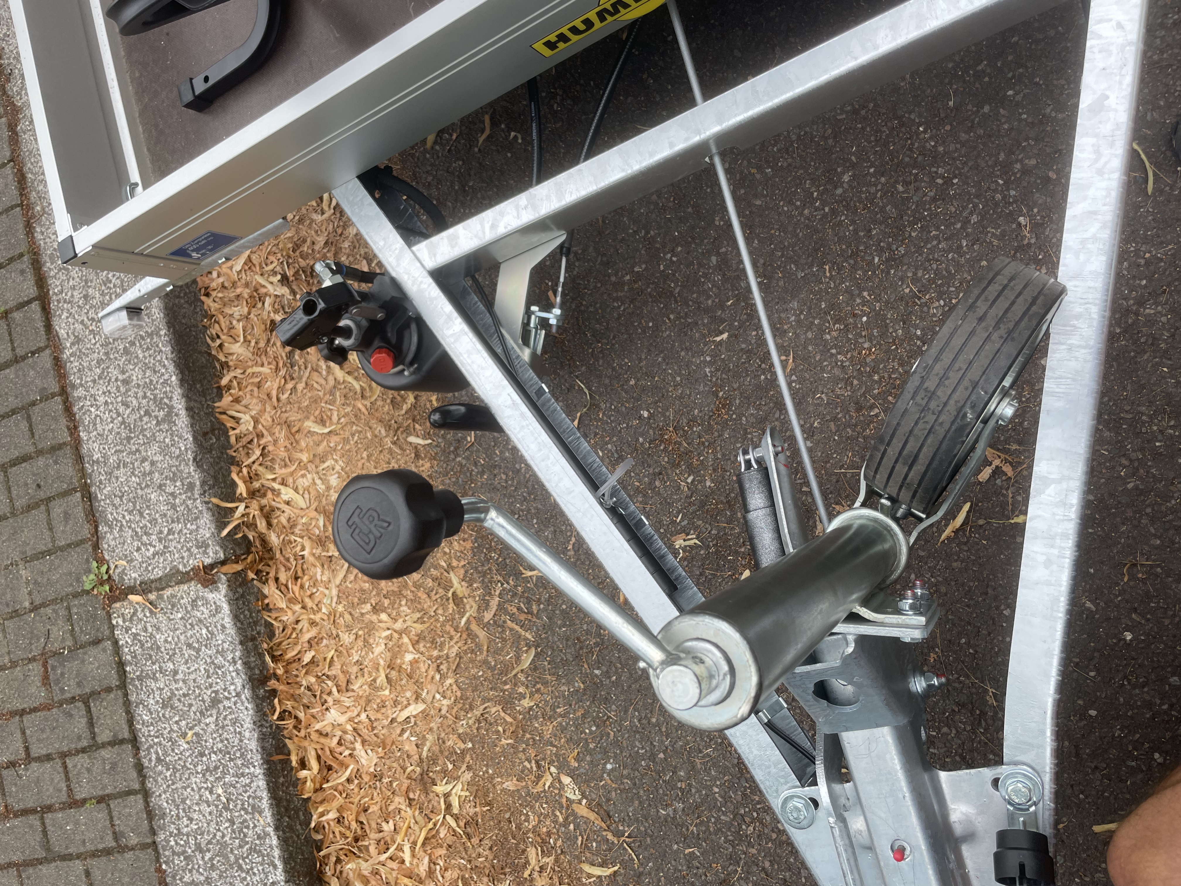 PKW-Anhänger: Hydraulisch absenkbarer (Motorrad)Anhänger