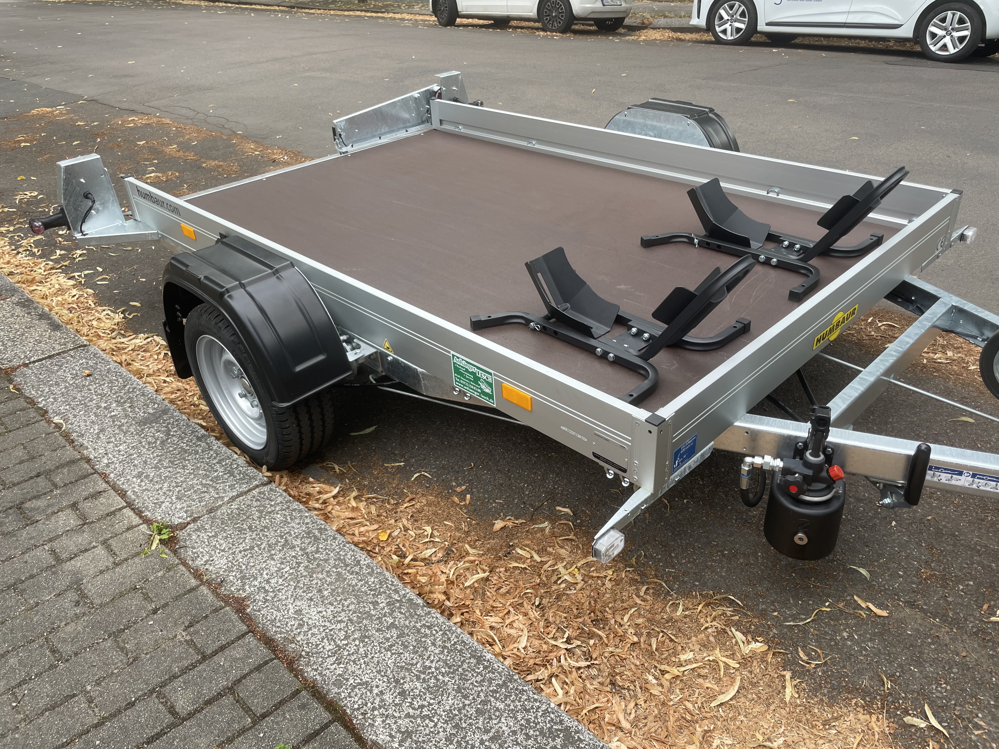 PKW-Anhänger: Hydraulisch absenkbarer (Motorrad)Anhänger