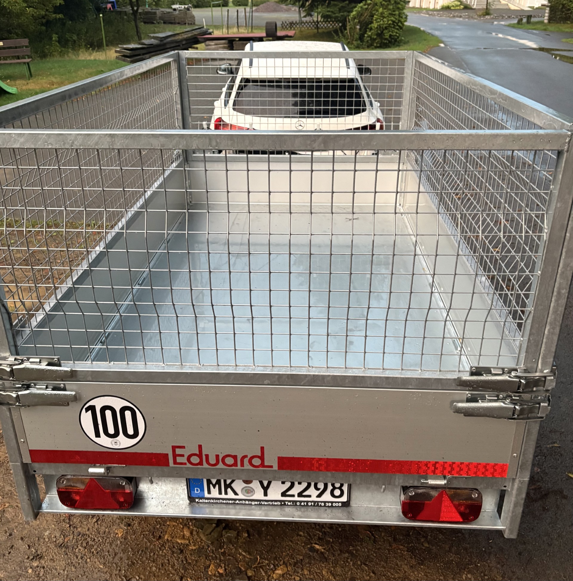 Anhänger - Bereitstellung und Rückgabe des Anhängers: Abholung vor Ort - Heckansicht, glatter Aluboden, zum Transport von Holz, Grünschnitt, Schüttgut oder 2 Europaletten - Eduard 2615 GD Heckkipper e-Pumpe Gitteraufsatz 70cm
